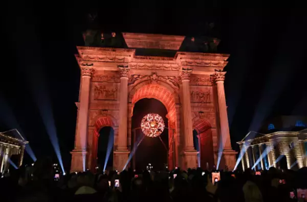 「平和の門」の聖火台　五輪