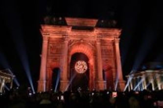 「平和の門」の聖火台　五輪