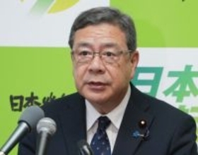 記者会見する中司幹事長