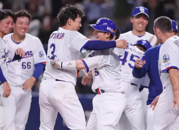喜ぶ村松　プロ野球