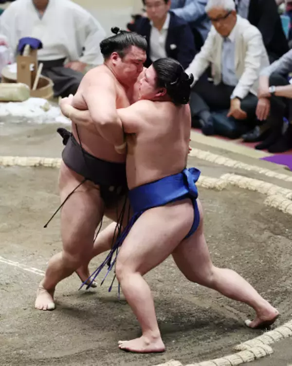 大関霧島、３連勝