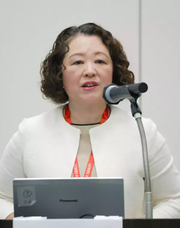 あいさつする芳野連合会長