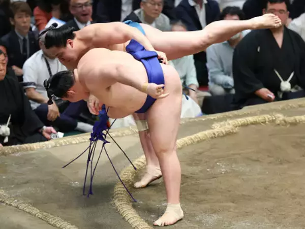 琴栄峰の送り投げ