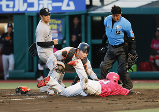 タッチアウトの黒川　プロ野球