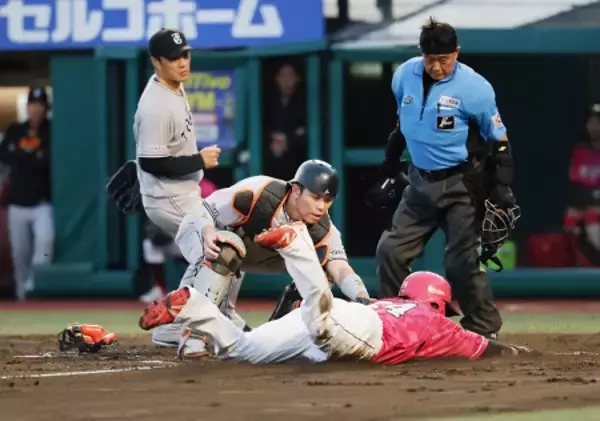 タッチアウトの黒川　プロ野球
