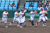 「駆け出す健大高崎の選手　高校野球」の画像1