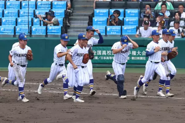 駆け出す健大高崎の選手　高校野球