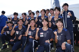 笑顔を見せる東洋大の選手たち