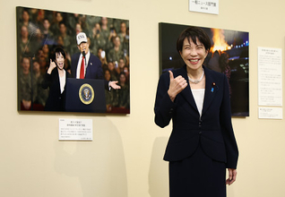 撮影に応じる高市首相