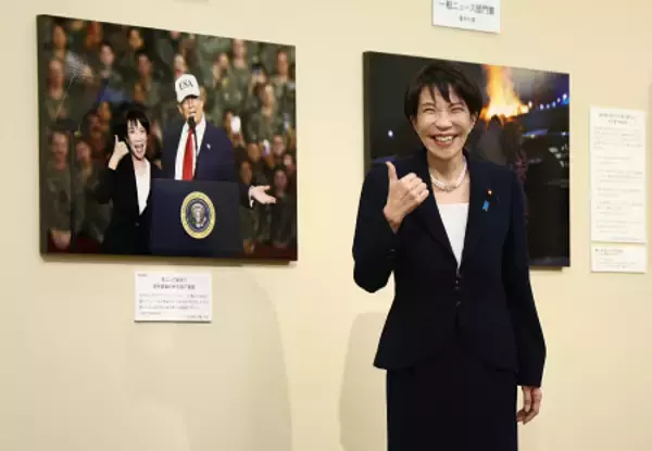 撮影に応じる高市首相