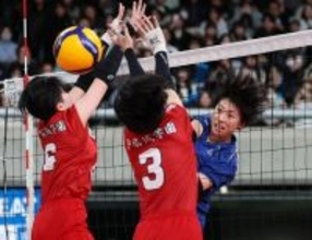 スパイクを放つ丹山　高校バレー