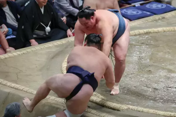 玉鷲の押し出し