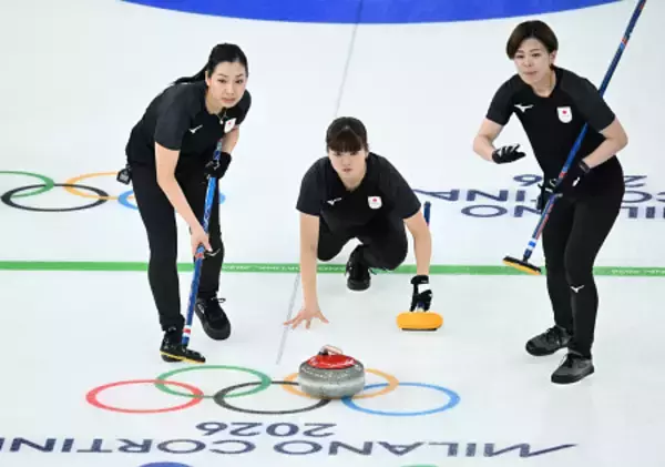 ストーンを投じる小谷　五輪