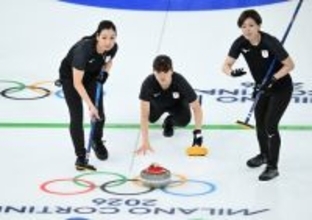 ストーンを投じる小谷　五輪