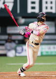 「適時三塁打を放つ周東　プロ野球」の画像1