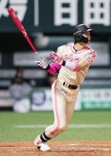 適時三塁打を放つ周東　プロ野球