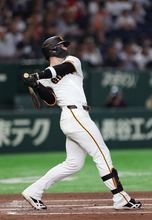 本塁打を放つキャベッジ　プロ野球