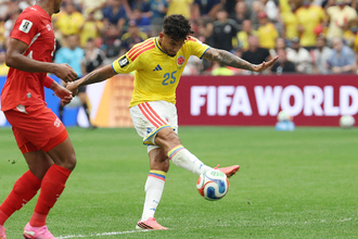シュートを放つスアレス　Ｗ杯サッカー