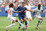 「囲まれるエムバペ　Ｗ杯サッカー」の画像1