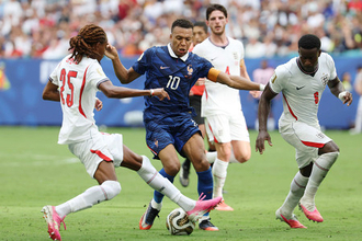 囲まれるエムバペ　Ｗ杯サッカー