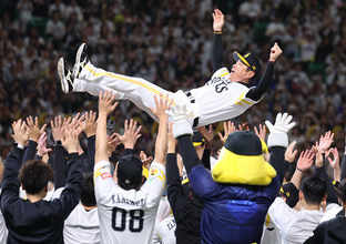 胴上げされる小久保監督　プロ野球