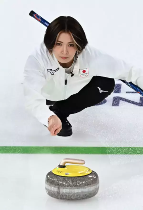 ストーンを投じる吉村　五輪