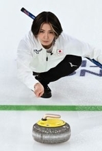 ストーンを投じる吉村　五輪