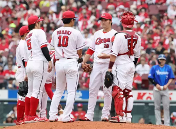 マウンドに集まる広島ナイン　プロ野球