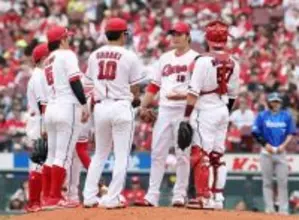 マウンドに集まる広島ナイン　プロ野球