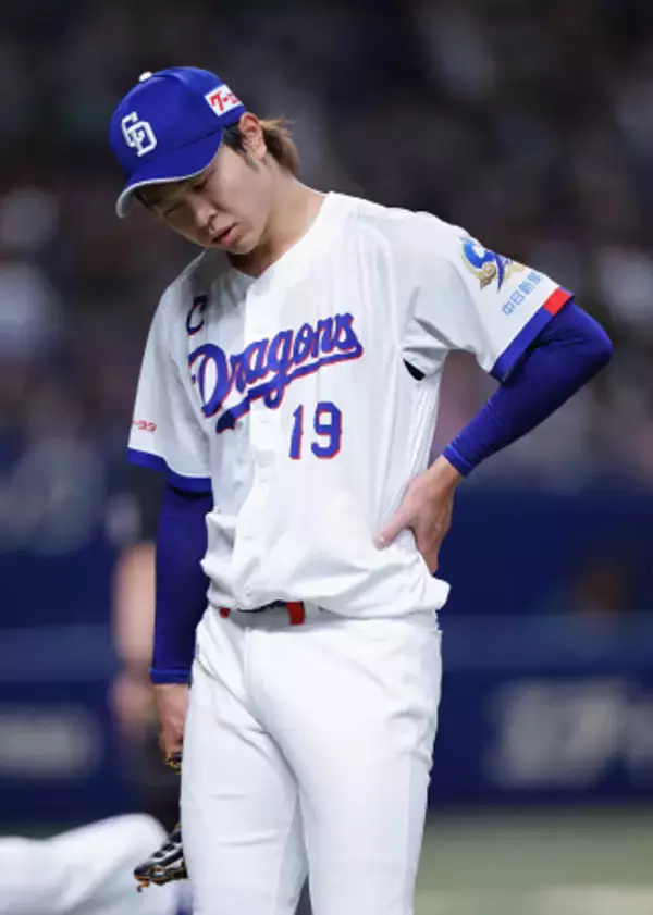 うつむく高橋宏　プロ野球