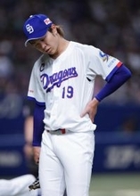 うつむく高橋宏　プロ野球