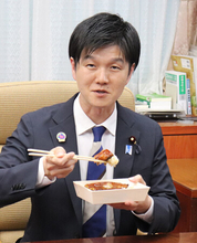 完全養殖ウナギに舌鼓＝「人生トップ３に入る味」―鈴木農水相