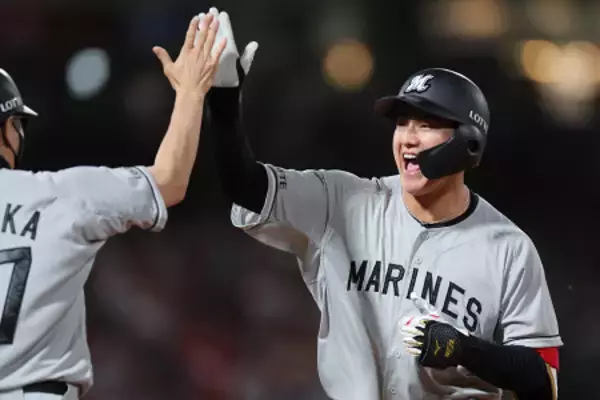 喜ぶ西川　プロ野球