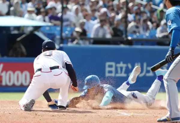 本塁を狙うカストロ　プロ野球