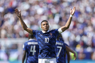 喜ぶエムバペ　Ｗ杯サッカー