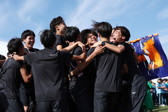 本大会出場を決め喜ぶ法大の選手たち