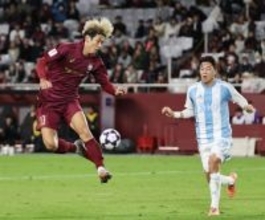 ヒールパスする大迫　ＡＣＬＥサッカー