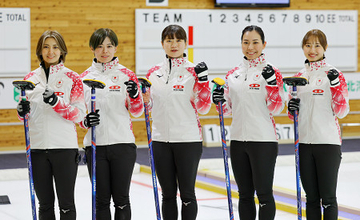 撮影に応じる吉村ら