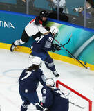 「競り合う伊藤　五輪」の画像1