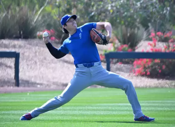 キャッチボールする大谷　大リーグ