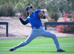 キャッチボールする大谷　大リーグ