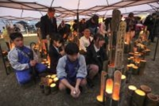 竹灯籠に鎮魂のともしび