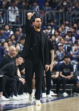 指示を出すマオール監督