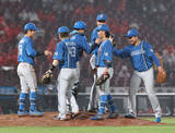 「勝利を喜ぶ日本ハムナイン　プロ野球」の画像1