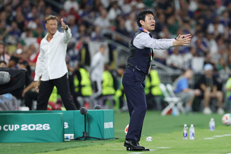 指示を出す森保監督　Ｗ杯サッカー