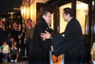 安治川親方に迎えられる安青錦