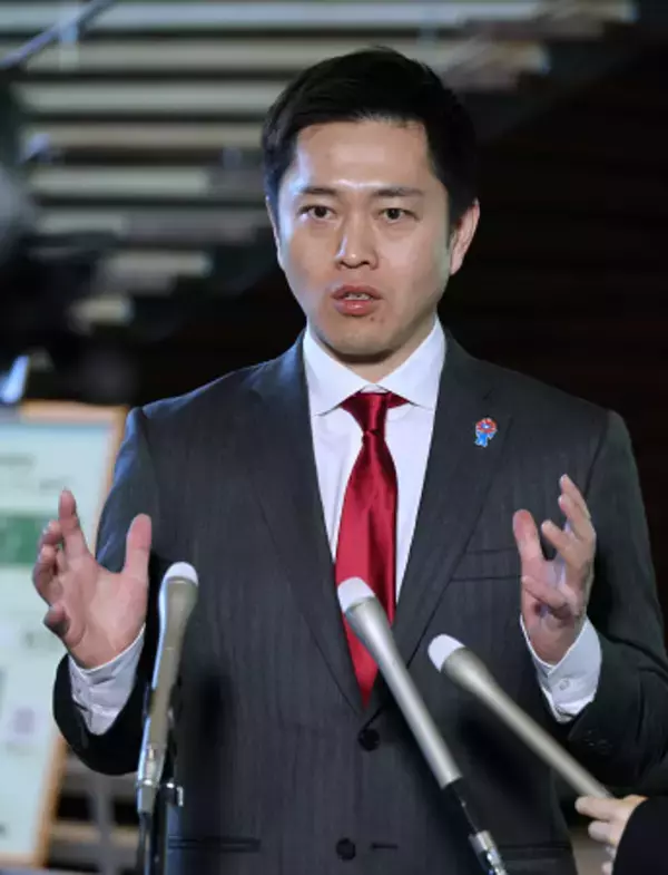 取材に応じる吉村代表