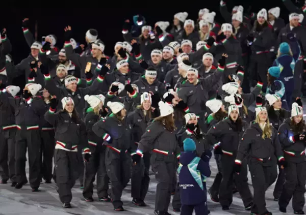 入場行進するイタリアの選手ら　五輪