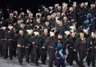 入場行進するイタリアの選手ら　五輪