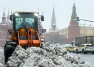 モスクワで暴風雪、交通機関混乱